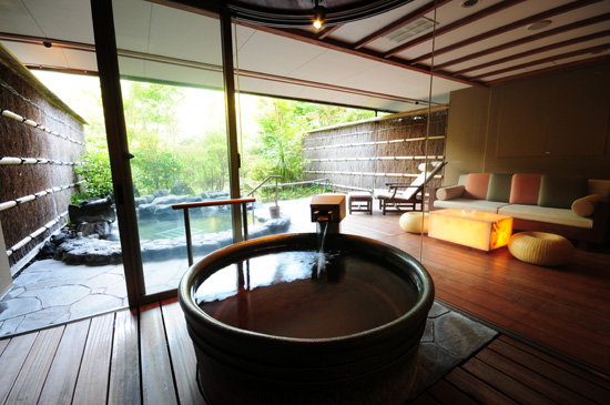 Open-air bath and inner bath in the guest room “Meigetsu”