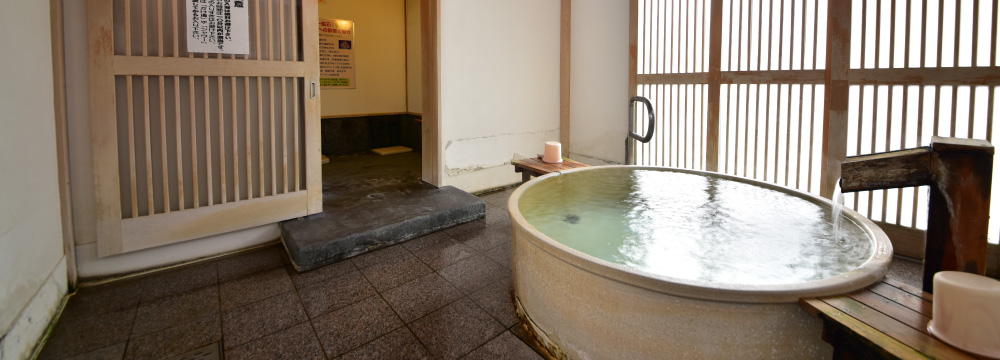男女別大浴場「金の湯」の信楽焼風呂