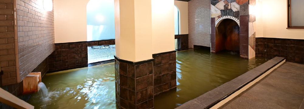 男女別⼤浴場「滝湯」