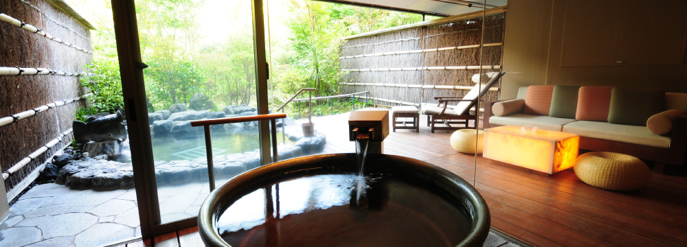 「名月（めいげつ）」の客室露天風呂と内風呂