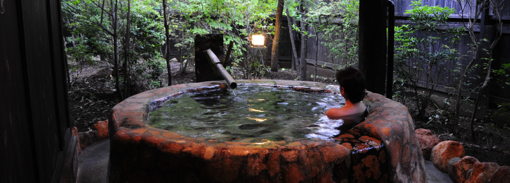 Guest room open-air bath of the 10-tatami “Kaze” type (“Akaishi-buro”, a red stone bath)