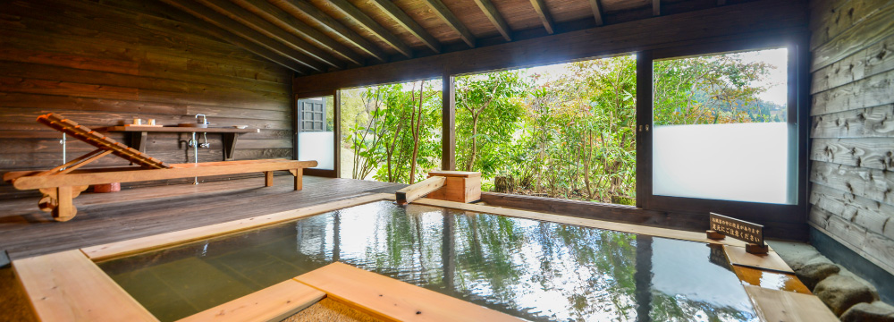 Semi Open-air Bath in the one-story Guest room “Suoh”
